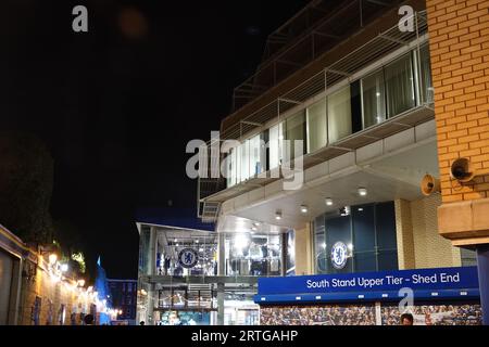 Fulham, London, Großbritannien. 9. September 2023 Szenen im Stamford Bridge Stadium, in denen der Chelsea Football Club ÒLegendsÓ in einem Spiel für wohltätige Zwecke den ÒLegendsÕ of Europe - Bayern München FC - antreten wird, um an ihren früheren Manager Gianluca Vialli zu erinnern. OPS: VialliÕs Ehefrau, Katharina und seine Töchter, Olivia und Sofia sehen dem Opernsänger Stuart Pendred zu, spielen Nessun Dorma, den er auch auf ihrer Hochzeit sang. Stockfoto