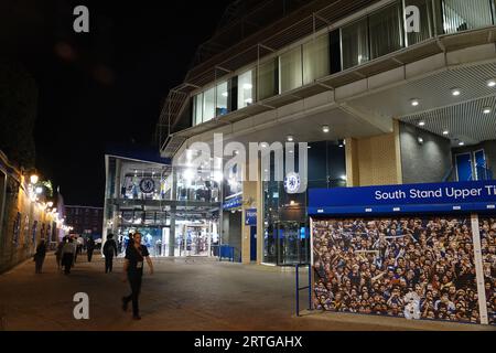 Fulham, London, Großbritannien. 9. September 2023 Szenen im Stamford Bridge Stadium, in denen der Chelsea Football Club ÒLegendsÓ in einem Spiel für wohltätige Zwecke den ÒLegendsÕ of Europe - Bayern München FC - antreten wird, um an ihren früheren Manager Gianluca Vialli zu erinnern. OPS: VialliÕs Ehefrau, Katharina und seine Töchter, Olivia und Sofia sehen dem Opernsänger Stuart Pendred zu, spielen Nessun Dorma, den er auch auf ihrer Hochzeit sang. Stockfoto