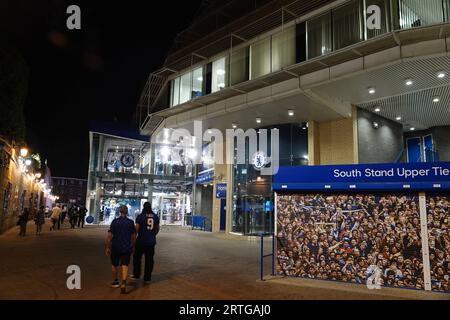 Fulham, London, Großbritannien. 9. September 2023 Szenen im Stamford Bridge Stadium, in denen der Chelsea Football Club ÒLegendsÓ in einem Spiel für wohltätige Zwecke den ÒLegendsÕ of Europe - Bayern München FC - antreten wird, um an ihren früheren Manager Gianluca Vialli zu erinnern. OPS: VialliÕs Ehefrau, Katharina und seine Töchter, Olivia und Sofia sehen dem Opernsänger Stuart Pendred zu, spielen Nessun Dorma, den er auch auf ihrer Hochzeit sang. Stockfoto