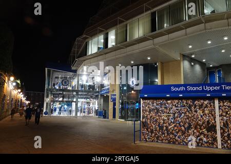 Fulham, London, Großbritannien. 9. September 2023 Szenen im Stamford Bridge Stadium, in denen der Chelsea Football Club ÒLegendsÓ in einem Spiel für wohltätige Zwecke den ÒLegendsÕ of Europe - Bayern München FC - antreten wird, um an ihren früheren Manager Gianluca Vialli zu erinnern. OPS: VialliÕs Ehefrau, Katharina und seine Töchter, Olivia und Sofia sehen dem Opernsänger Stuart Pendred zu, spielen Nessun Dorma, den er auch auf ihrer Hochzeit sang. Stockfoto