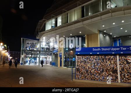 Fulham, London, Großbritannien. 9. September 2023 Szenen im Stamford Bridge Stadium, in denen der Chelsea Football Club ÒLegendsÓ in einem Spiel für wohltätige Zwecke den ÒLegendsÕ of Europe - Bayern München FC - antreten wird, um an ihren früheren Manager Gianluca Vialli zu erinnern. OPS: VialliÕs Ehefrau, Katharina und seine Töchter, Olivia und Sofia sehen dem Opernsänger Stuart Pendred zu, spielen Nessun Dorma, den er auch auf ihrer Hochzeit sang. Stockfoto