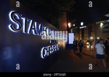 Fulham, London, Großbritannien. 9. September 2023 Szenen im Stamford Bridge Stadium, in denen der Chelsea Football Club ÒLegendsÓ in einem Spiel für wohltätige Zwecke den ÒLegendsÕ of Europe - Bayern München FC - antreten wird, um an ihren früheren Manager Gianluca Vialli zu erinnern. OPS: VialliÕs Ehefrau, Katharina und seine Töchter, Olivia und Sofia sehen dem Opernsänger Stuart Pendred zu, spielen Nessun Dorma, den er auch auf ihrer Hochzeit sang. Stockfoto