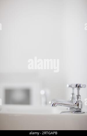 Waschbecken mit Chrom Armaturen Stockfoto