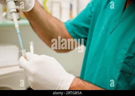 Medizinisches Fachpersonal, das einen medizinischen Tropfer hält Stockfoto