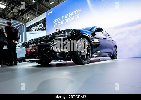 München, Deutschland. September 2023. Ein Elektroauto der chinesischen Marke BYD auf der IAA in München, 7. September 2023. Copyright: Leon Kuegeler/photothek.de Credit: dpa/Alamy Live News Stockfoto