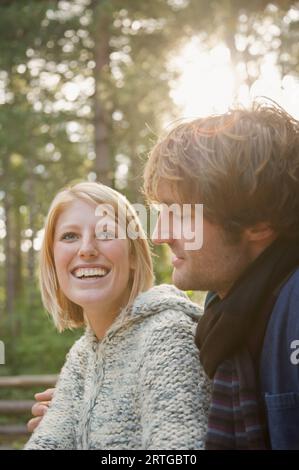 Ein junges Paar lächelnder hautnah Stockfoto