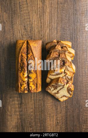 Marmor-Biskuitkuchen. Kuchen mit Kakao- und Vanillegeschmack auf dem Holztisch. Draufsicht. Stockfoto