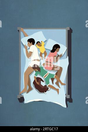 Blick von oben Familie und Hund schlafen im überfüllten Bett zusammen Stockfoto