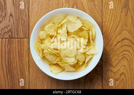 Blick von oben Stillleben Schüssel mit Kartoffelchips Stockfoto