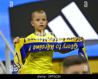 Nicht exklusiv: MAILAND, ITALIEN - 12. SEPTEMBER 2023 - Ein junger Fußballfan wird vor Beginn der Qualifikationsrunde zur UEFA EURO 2024 in den Verkaufsständen gesehen Stockfoto