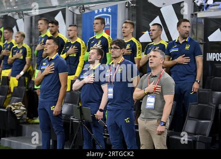 Nicht exklusiv: MAILAND, ITALIEN - 12. SEPTEMBER 2023 - Cheftrainer der ukrainischen Fußballnationalmannschaft Serhii Rebrov, seine Assistenten Vicente Gomez Fern Stockfoto