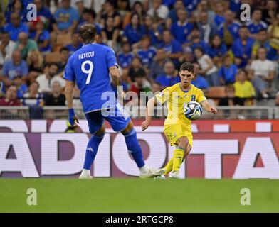 Nicht exklusiv: MAILAND, ITALIEN - 12. SEPTEMBER 2023 - Ein Mittelfeldspieler der ukrainischen Nationalmannschaft Heorhii Sudakov (R) wird mit einem Vorsprung o in Aktion gesehen Stockfoto