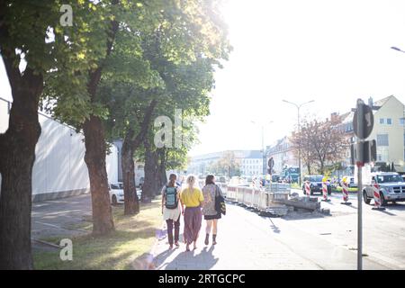 München, Deutschland. September 2023. Nachdem Aktivisten der Letzten Generation von der Polizei präventiv inhaftiert wurden, nachdem sie mehrere Straßen blockiert hatten, wurde der zweite Teil am 12. September 2023 aus dem Stadelheim Gefängnis in München freigelassen. Viele Unterstützer warteten vor den Türen des Internierungslagers. Die LastGen sieht die bayerischen Politiker als schlimmste Klimapolitik-Blockierer. Die letzte Generation verlangt außerdem eine Geschwindigkeitsbegrenzung von 100 km/h auf Autobahnen, die Einführung eines neun-Euro-Tickets und eines Climate Society Council (Foto: Alexander Pohl/SIPA USA) Credit: SIPA USA/Alamy Live News Stockfoto