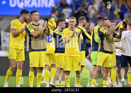 Nicht exklusiv: MAILAND, ITALIEN - 12. SEPTEMBER 2023 - Spieler der ukrainischen Nationalmannschaft (gelbes Trikot) werden nach dem Qualifying R der UEFA EURO 2024 gesehen Stockfoto