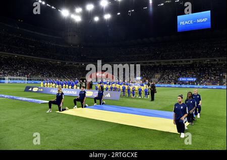 Nicht exklusiv: MAILAND, ITALIEN - 12. SEPTEMBER 2023 - die Nationalflagge der Ukraine wird vor Beginn der UEFA EURO 2024 Qualifyi auf dem Spielfeld verteilt Stockfoto