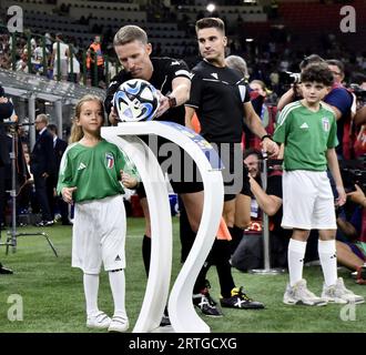Nicht exklusiv: MAILAND, ITALIEN - 12. SEPTEMBER 2023 - Ein Schiedsrichter Alejandro Hernandez (C) wird vor Beginn der Qualifikationsrunde M der UEFA EURO 2024 gesehen Stockfoto
