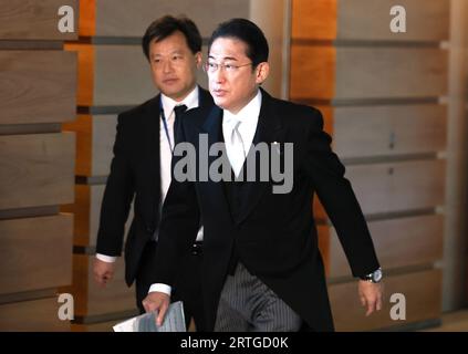 Tokio, Japan. September 2023. Der japanische Premierminister Fumio Kishida verlässt die offizielle Residenz des Premierministers zum Kaiserpalast, um am Mittwoch, den 13. September 2023, an der Bescheinigungszeremonie in Tokio teilzunehmen. Premierminister Fumio Kishida hat seine Kabinettsmitglieder neu gemischt. (Foto: Yoshio Tsunoda/AFLO) Stockfoto
