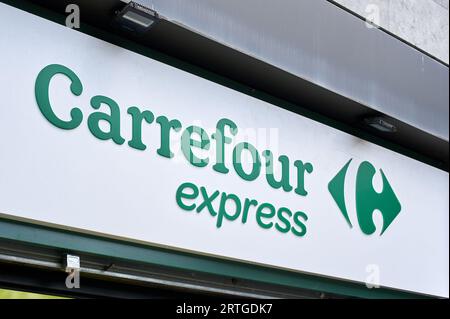 Viladecans, Spanien - 13. September 2023: Außenschild von Carrefour Express mit Name und Logo auf weißem Hintergrund. Stockfoto