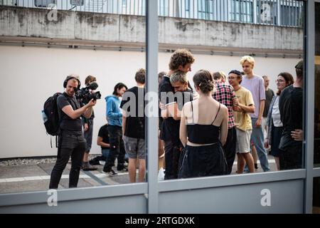 München, Deutschland. September 2023. Nachdem Aktivisten der Letzten Generation von der Polizei präventiv inhaftiert wurden, nachdem sie mehrere Straßen blockiert hatten, wurde der zweite Teil am 12. September 2023 aus dem Stadelheim Gefängnis in München freigelassen. Viele Unterstützer warteten vor den Türen des Internierungslagers. Die LastGen sieht die bayerischen Politiker als schlimmste Klimapolitik-Blockierer. Die letzte Generation verlangt außerdem eine Geschwindigkeitsbegrenzung von 100 km/h auf Autobahnen, die Einführung eines neun-Euro-Tickets und eines Climate Society Council (Foto: Alexander Pohl/SIPA USA) Credit: SIPA USA/Alamy Live News Stockfoto