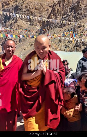 Rinpoche Kyabje Kundeling Tatsak kommt, um eine Lehre zu geben, Lingshed Gompa, Ladakh, Indien Stockfoto