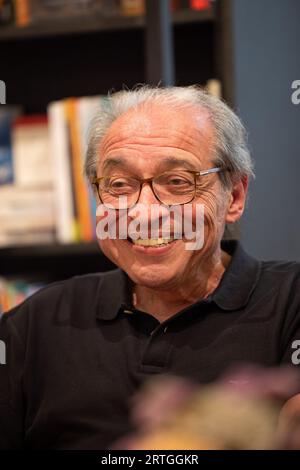 Der brasilianische Schriftsteller Ruy Castro bei der Vorstellung seines neuen Buches „A Vida por Escrito“ im Buchladen „Livraria da Travessels“ in Lissabon, Portugal. Stockfoto