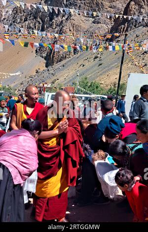 Rinpoche Kyabje Kundeling Tatsak kommt, um eine Lehre zu geben, Lingshed Gompa, Ladakh, Indien Stockfoto