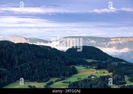 Blick von Hafling im Etschtal, Südtirol, bei Morgenlicht Stockfoto