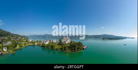 Maria Wörth am Wörthersee, Kärnten. Luftaufnahme der Kirche und der berühmten touristischen Lage im Süden Österreichs. Stockfoto