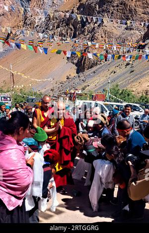 Rinpoche Kyabje Kundeling Tatsak kommt, um eine Lehre zu geben, Lingshed Gompa, Ladakh, Indien Stockfoto