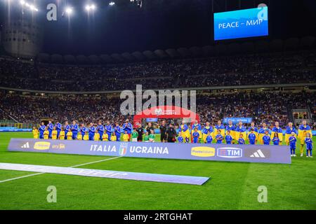 Mailand, Italien - 12. September 2023, Italien und die Ukraine stellen sich vor dem Spiel während der UEFA Euro 2024, der europäischen Qualifikation, des Fußballspiels der Gruppe C zwischen Italien und der Ukraine am 12. September 2023 im San Siro Stadion in Mailand, Italien - Credit: Luca Rossini/E-Mage/Alamy Live News Stockfoto