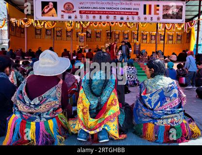 Ladakhi-Frauen in traditioneller Kleidung bei einem hohen lama-Unterricht in Lingshed, Ladakh, Indien Stockfoto