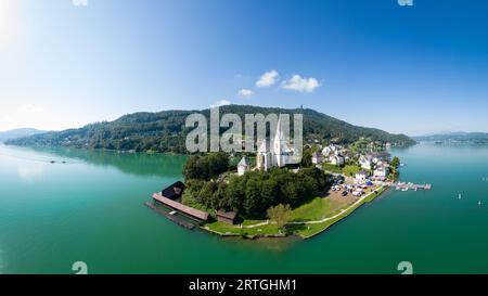 Maria Wörth am Wörthersee, Kärnten. Luftaufnahme der Kirche und der berühmten touristischen Lage im Süden Österreichs. Stockfoto