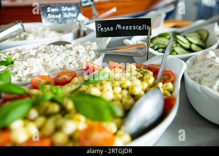 Café-Mittagsbuffet mit Pesto-Mozzarella-Salat. Gesundes Abendessen im Buffetmenü des Restaurants Stockfoto
