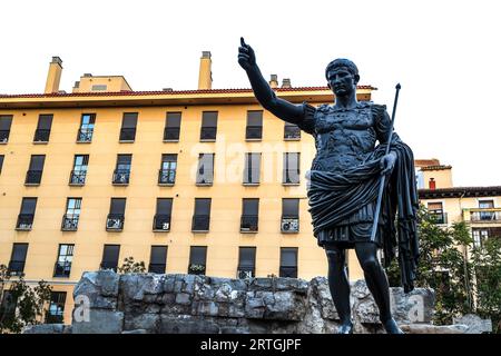 Saragossa, Spanien – 14. August 2023: Bronzestatue, geschmiedet in Neapel und geschenkt von Mussolinis italienischer Regierung in Zaragoza, Spanien Stockfoto