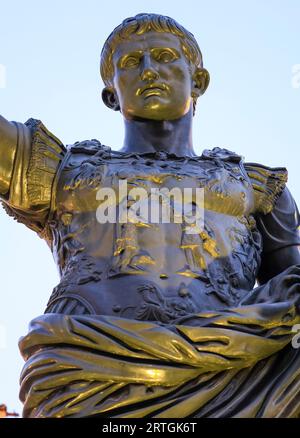 Saragossa, Spanien – 14. August 2023: Bronzestatue, geschmiedet in Neapel und geschenkt von Mussolinis italienischer Regierung in Zaragoza, Spanien Stockfoto