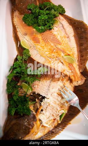 Gericht mit der geräucherten europäischen Flunder (Baltic Flunder) auf dem Buffettisch im Restaurant. Köstliche saisonale Meeresfrüchte in Nordeuropa. Stockfoto