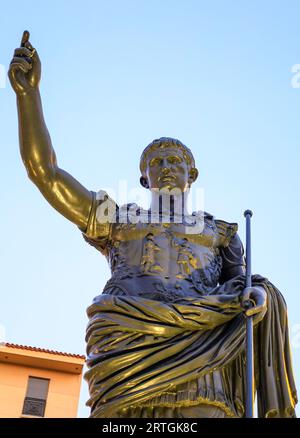 Saragossa, Spanien – 14. August 2023: Bronzestatue, geschmiedet in Neapel und geschenkt von Mussolinis italienischer Regierung in Zaragoza, Spanien Stockfoto