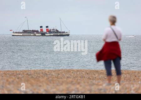 Shoreham, Großbritannien. September 2022. PS Waverley, der letzte Seeschifffahrer-Raddampfer der Welt, segelt vom Shoreham Port bei Brighton und befördert Passagiere auf einem Ausflug entlang der Südküste nach Portsmouth über die Isle of Wight. Quelle: James Boardman/Alamy Live News Stockfoto