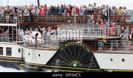 Shoreham, Großbritannien 13. September 2022: Hunderte Passagiere an Bord des PS Waverley, des letzten Seeschifffahrts-Paddeldampfers der Welt, segeln vom Shoreham Port bei Brighton und transportieren Passagiere auf einem Ausflug entlang der Südküste nach Portsmouth über die Isle of Wight. Quelle: James Boardman/Alamy Live News Stockfoto