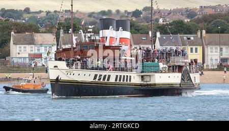 Shoreham, Großbritannien 13. September 2022: Hunderte Passagiere an Bord des PS Waverley, des letzten Seeschifffahrts-Paddeldampfers der Welt, segeln vom Shoreham Port bei Brighton und transportieren Passagiere auf einem Ausflug entlang der Südküste nach Portsmouth über die Isle of Wight. Quelle: James Boardman/Alamy Live News Stockfoto