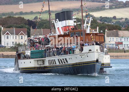 Shoreham, Großbritannien 13. September 2022: Hunderte Passagiere an Bord des PS Waverley, des letzten Seeschifffahrts-Paddeldampfers der Welt, segeln vom Shoreham Port bei Brighton und transportieren Passagiere auf einem Ausflug entlang der Südküste nach Portsmouth über die Isle of Wight. Quelle: James Boardman/Alamy Live News Stockfoto