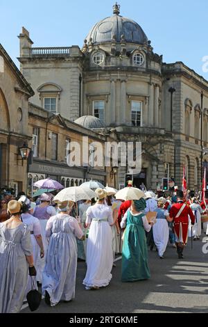 Grand Regency Kostümpromenade, Pulteney Bridge, Jane Austen Festival 2023, Bath, Somerset, England, Großbritannien, Großbritannien, Europa Stockfoto