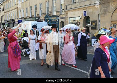 Grand Regency Costumed Promenade, Argyle Street, Jane Austen Festival 2023, Bath, Somerset, England, Großbritannien, Großbritannien, Europa Stockfoto