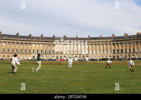 Cricket spielen, Regency Picnic, Jane Austen Festival 2023, Royal Crescent, Bath, Somerset, England, Großbritannien, Großbritannien, Europa Stockfoto