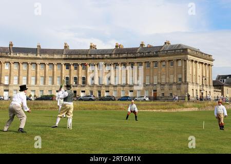 Cricket spielen, Regency Picnic, Jane Austen Festival 2023, Royal Crescent, Bath, Somerset, England, Großbritannien, Großbritannien, Europa Stockfoto