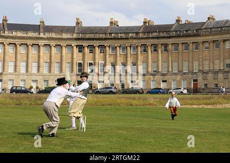 Cricket spielen, Regency Picnic, Jane Austen Festival 2023, Royal Crescent, Bath, Somerset, England, Großbritannien, Großbritannien, Europa Stockfoto