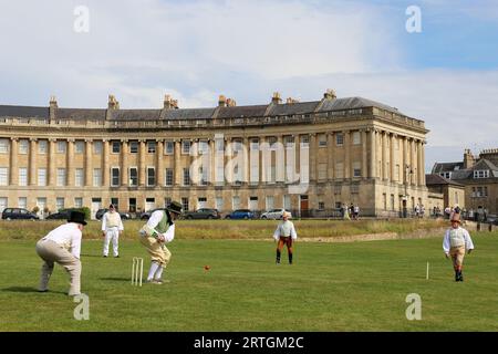 Cricket spielen, Regency Picnic, Jane Austen Festival 2023, Royal Crescent, Bath, Somerset, England, Großbritannien, Großbritannien, Europa Stockfoto