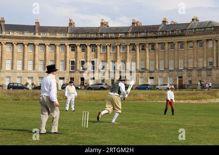 Cricket spielen, Regency Picnic, Jane Austen Festival 2023, Royal Crescent, Bath, Somerset, England, Großbritannien, Großbritannien, Europa Stockfoto