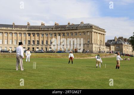 Cricket spielen, Regency Picnic, Jane Austen Festival 2023, Royal Crescent, Bath, Somerset, England, Großbritannien, Großbritannien, Europa Stockfoto