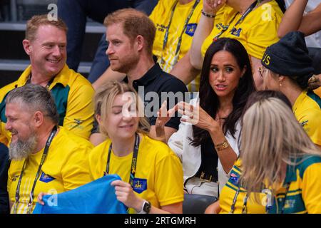 Düsseldorf, Deutschland. September 2023. Prinz Harry, Duke of Sussex, und seine Frau Meghan, Herzogin von Sussex, beobachten Rollstuhl-Basketball-Spiele zwischen Fans aus der Ukraine und Australien bei den 6. Invictus Games in der Merkur Spiel Arena. Der Paralympische Wettkampf für kriegsbehinderte Athleten besucht Deutschland zum ersten Mal. Quelle: Rolf Vennenbernd/dpa/Alamy Live News Stockfoto